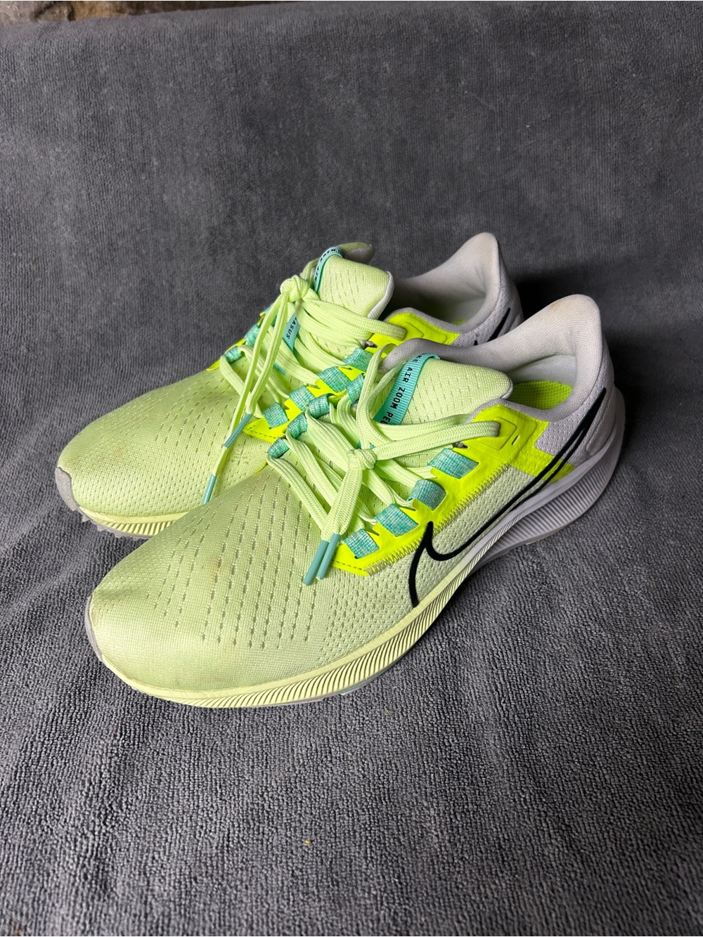 Nike Air Zoom Pegasus 38 Women’s Size 10 Volt Lime Running Shoes